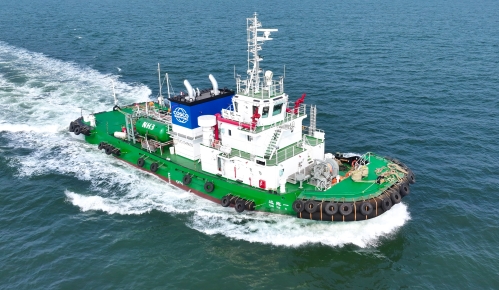 大连中远海运重工自行设计建造的5500HP氨柴双燃料动力港口作业船(1).jpg